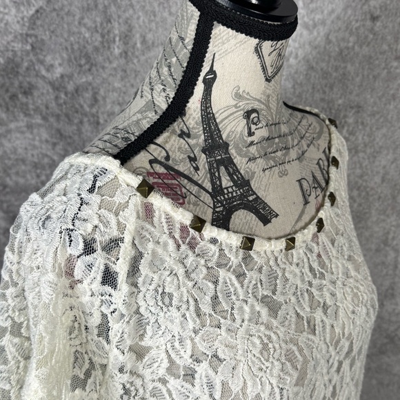 Torrid Ivory Floral Lace Blouse Button down Back Metal Neckline size 0 US Size L - Picture 7 of 9